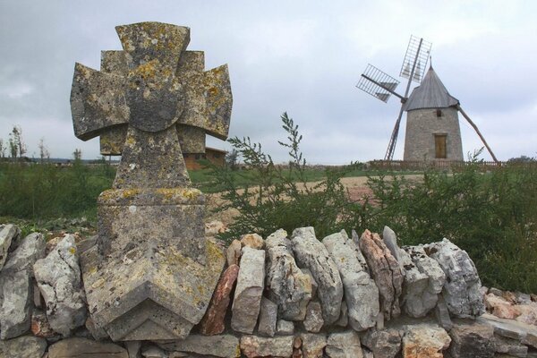 Vue sur la clôture en pierre et le moulin