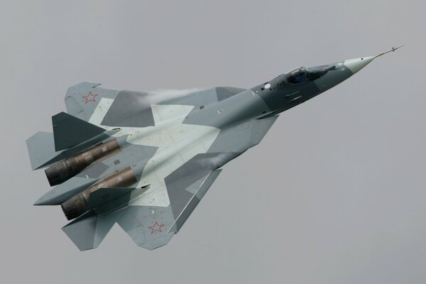 Avion polyvalent t-50 sur fond de ciel gris