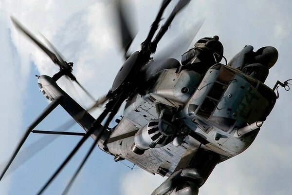 Hélicoptère gris Sikorsky vole dans le ciel