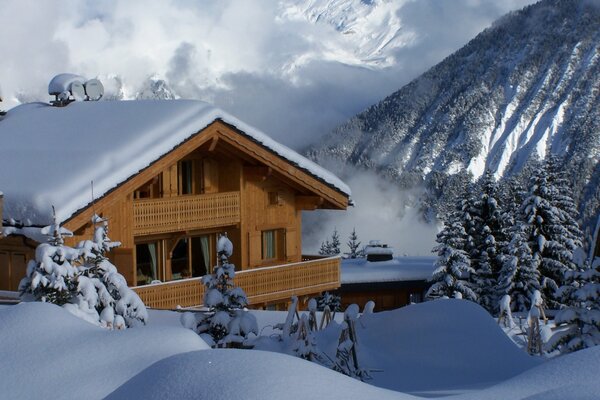 Nature vacances d hiver, gel, congères, arbres de Noël, vent, montagnes maison en bois