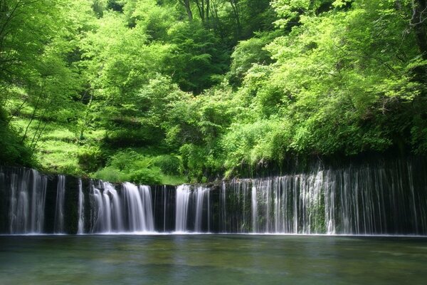 La freddezza della cascata di montagna . Acqua di riempimento di energia