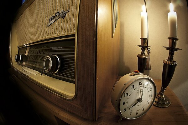 Radio, horloge et bougies allumées