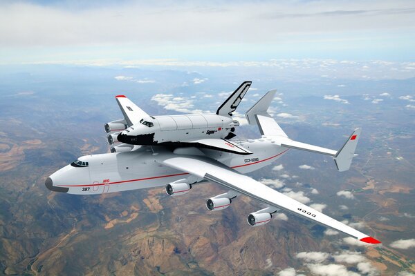 Un avión grande lleva un avión pequeño