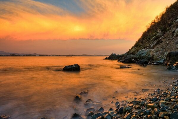 Der orangefarbene Himmel über dem Wasser in der Natur