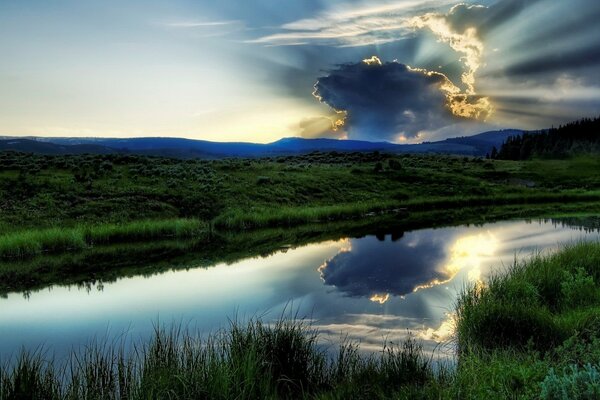 Un pequeño lago, espacios verdes, y una increíble puesta de sol