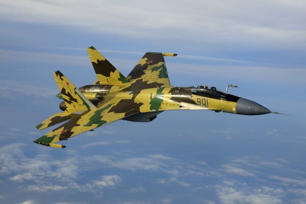 Un avión militar vuela sobre las nubes