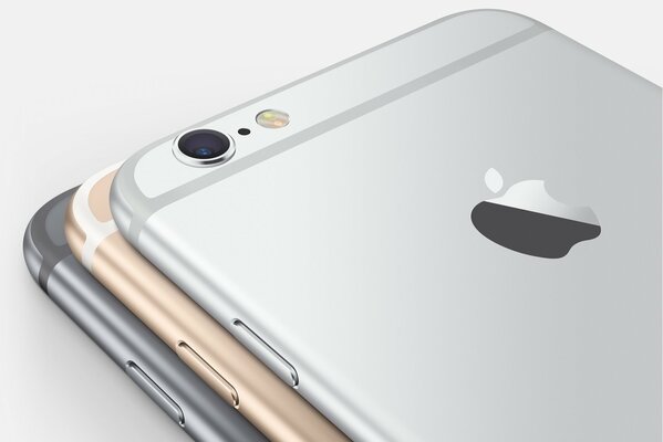 Trzy iPhone y szary złoty srebrny