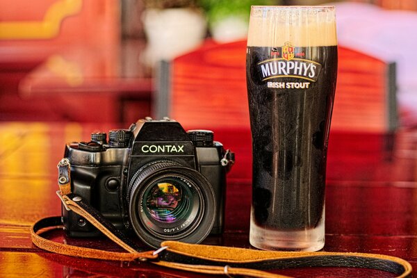 Appareil photo sur la table avec un verre de bière