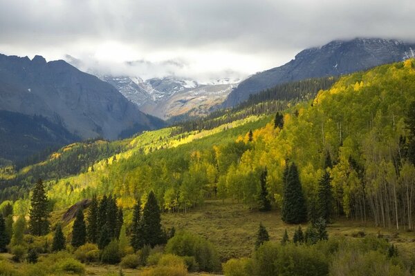 Des rayons subtils de lumière sur les montagnes