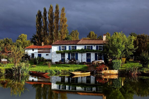 La casa en el borde del lago siempre ha atraído a los turistas