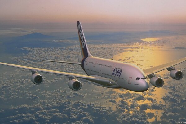 Un gran Airbus flota en el cielo al atardecer