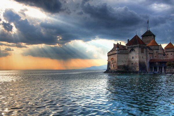 Zamek w morzu w promieniach słońca