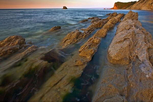 Dalle de pierre baignée par l eau salée du surf