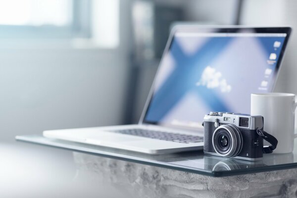 Fuji-Kamera auf einem Schreibtisch mit einem Laptop