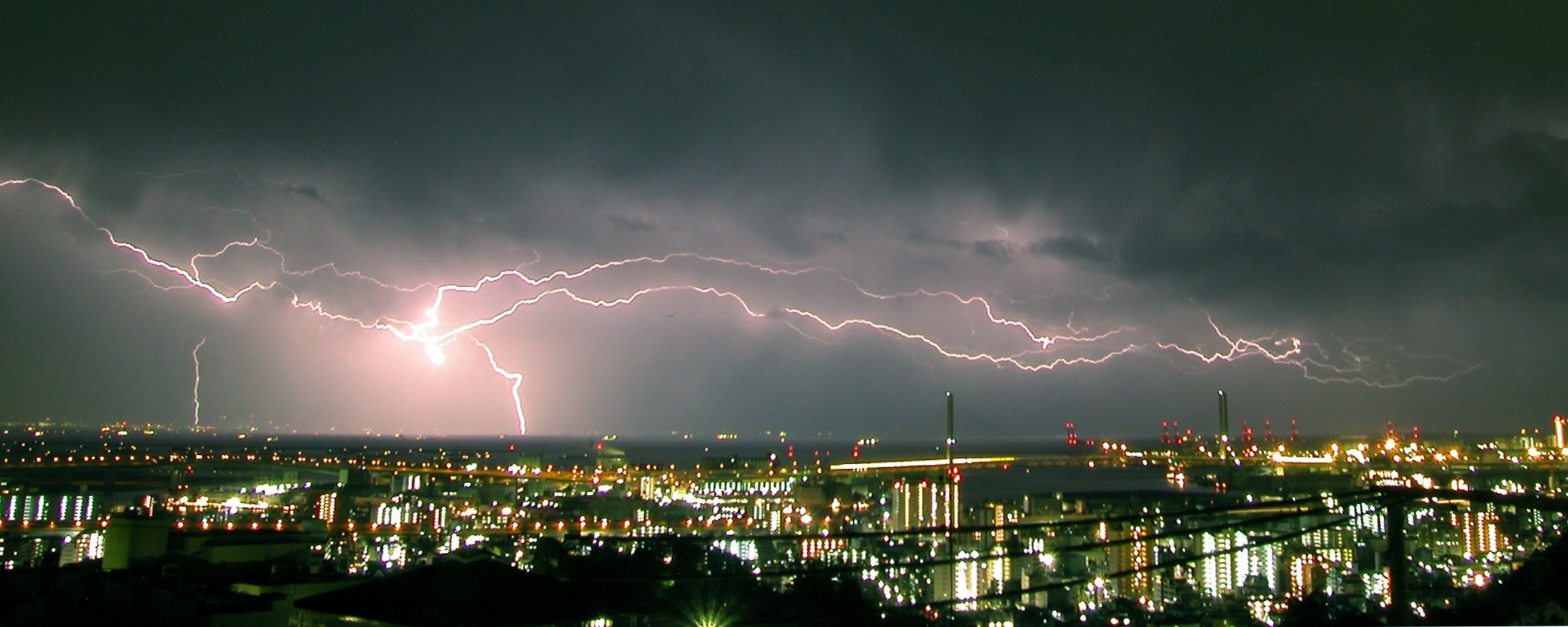 stadt nacht gewitter