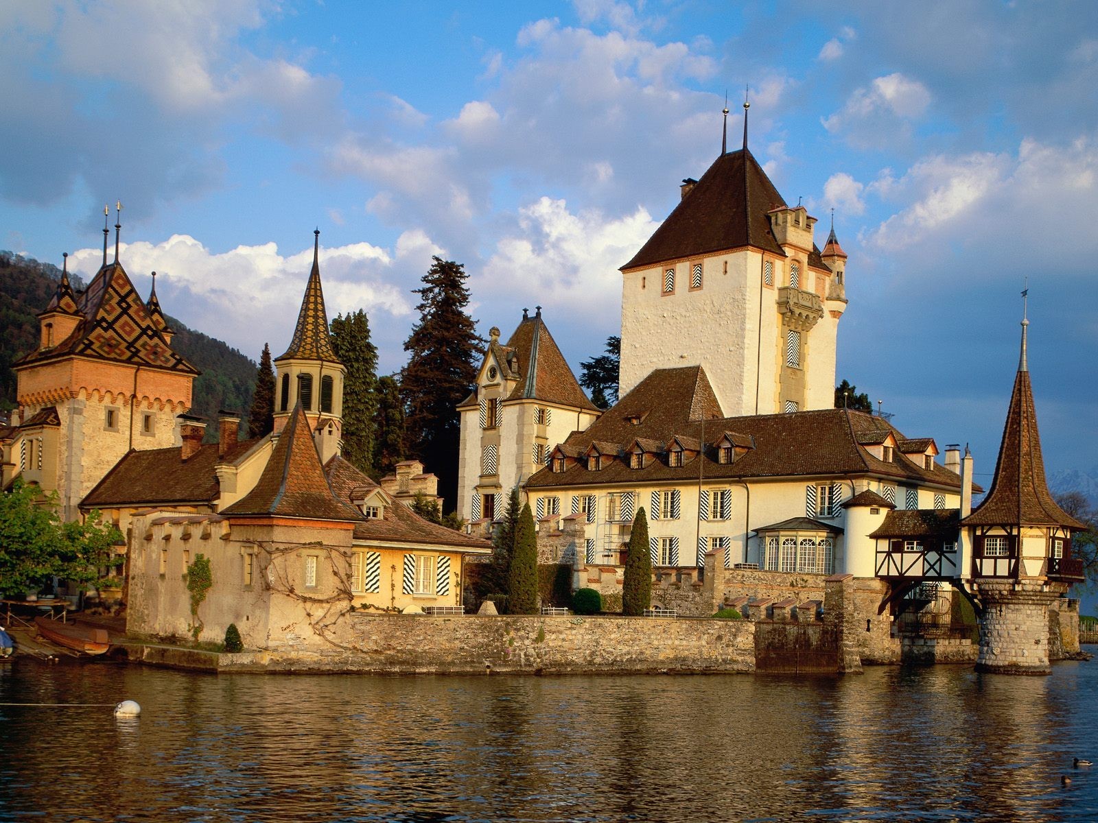 zamek oberhofen jezioro thun szwajcaria