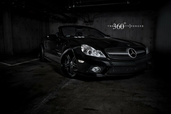 Mercedes convertible negro sobre un fondo oscuro