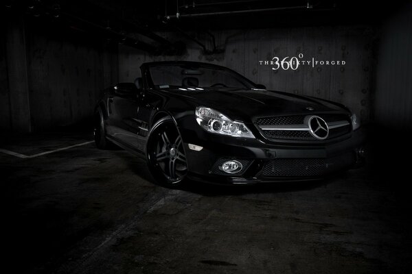 Noir Mercedes cabriolet sur fond sombre