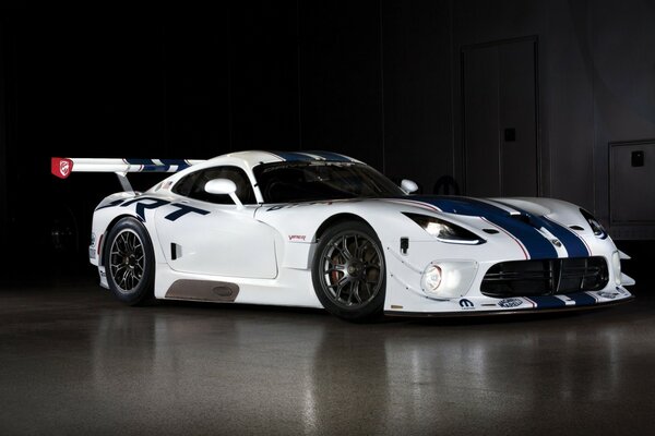 Voiture de course blanche avec rayures bleues