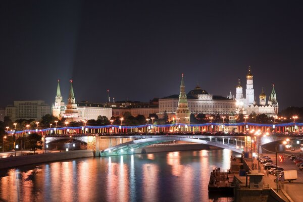 Kremlin iluminado en el fondo del río Moscú