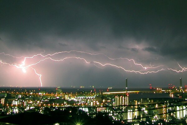 Gewitter in der Nacht in einer modernen Metropole