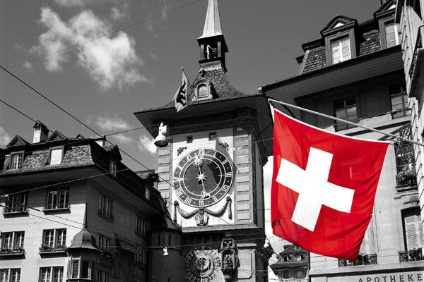 Ciudad en blanco y negro con fondo rojo EA Cruz blanca