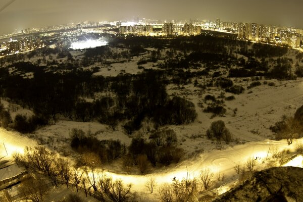 Blick auf das abendliche Winter-Moskau aus der Vogelperspektive