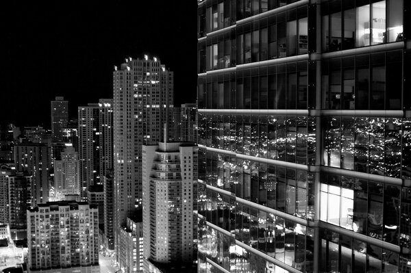 Blick auf die Wolkenkratzer der Stadt in Schwarz-Weiß-Foto