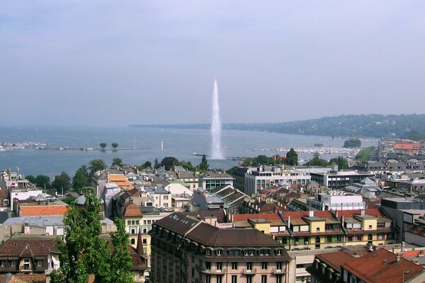 Великолепный фонтан на озере Женевы в Швейцарии