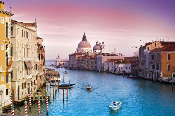 En la ciudad de Venecia, un barco navega por el canal