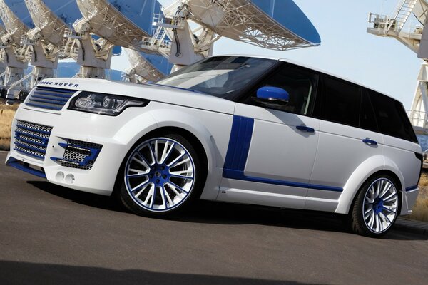 White land rover with blue elements