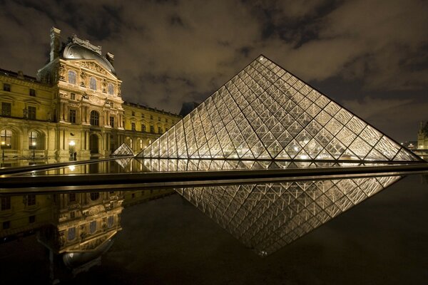 Atracción: Louvre en París, Francia