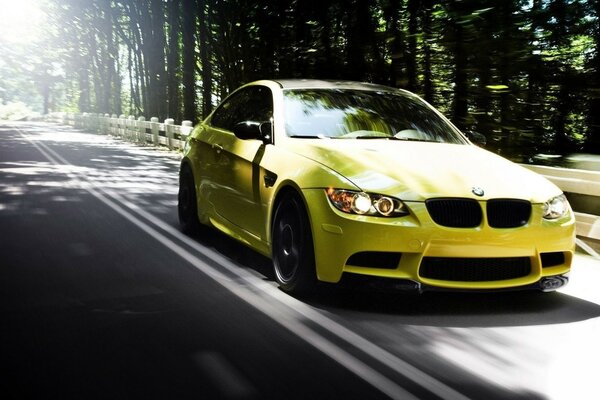 Auto BMW M3 Berlina di colore giallo