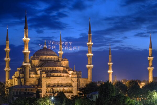 Vista notturna della Moschea Sultan Ahmet