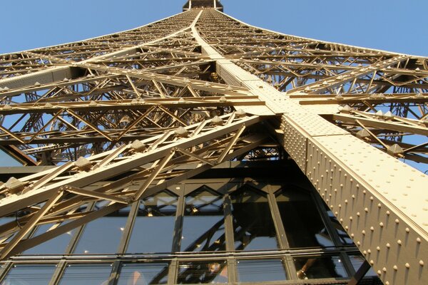 Fajna konstrukcja nad żelaznym niebem wieży Eifel w Paryżu we Francji