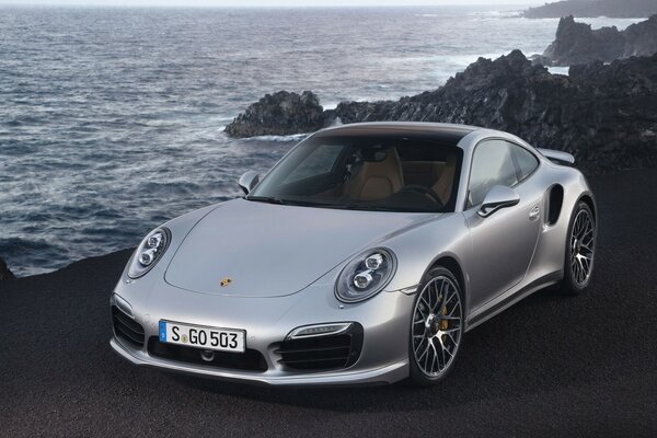 2014 grauer Porsche Turbo nahe dem Meer
