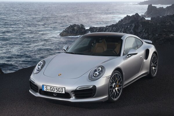 Gris Porsche Turbo 2014 près de la mer