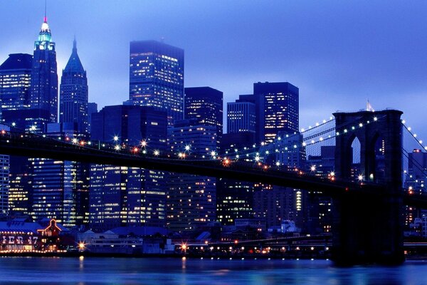 Lumières du soir dans la ville de New York