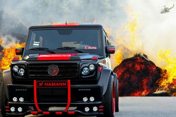 Coche negro en medio de una explosión