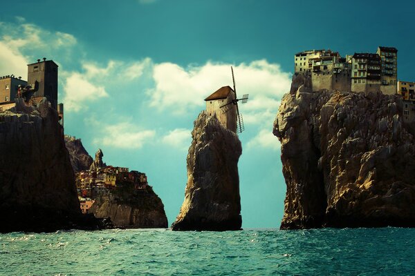 Ville et maisons sur les rochers dans la mer