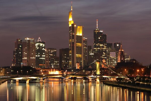 Die Nachtlichter der Wolkenkratzer in Frankfurt