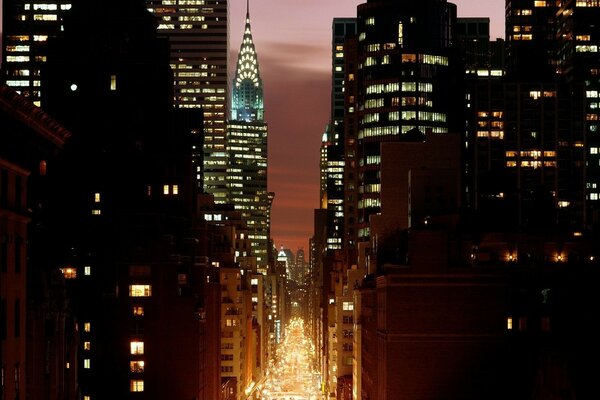 Luces brillantes en las calles de Manhattan