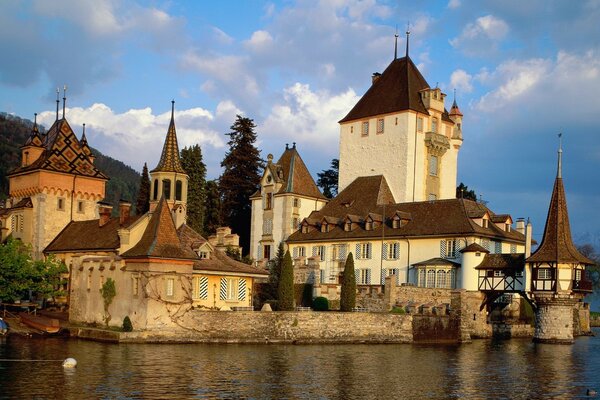 Картина маслом- замок Oberhofen на берегу озера Thun Швейцария