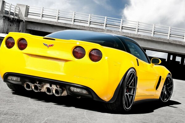 Supercar jaune Chevrolet Corvette