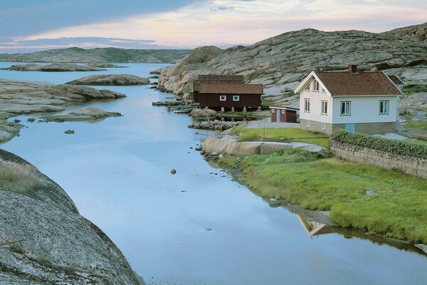 Paesaggio: fiume, casa in Svezia