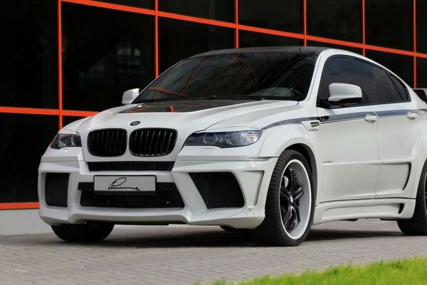 BMW X6 crossover blanc avec toit noir