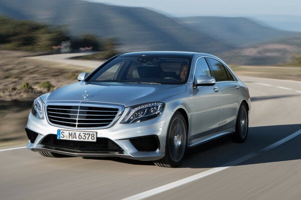 Mercedes corre a gran velocidad por la carretera