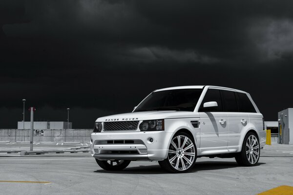 Beau blanc renge Rover dans la nuit