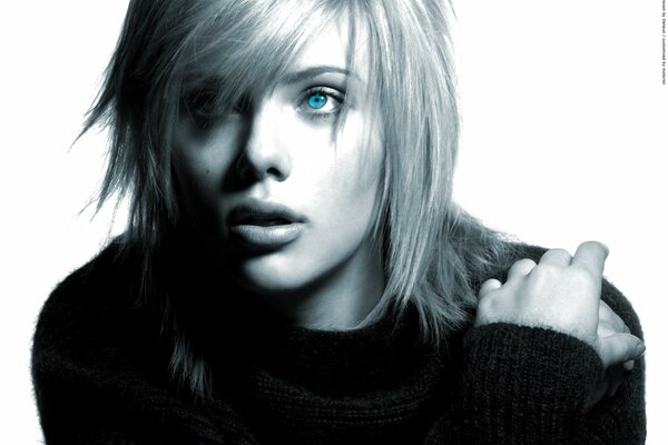 Photo portrait of a girl with blue eyes