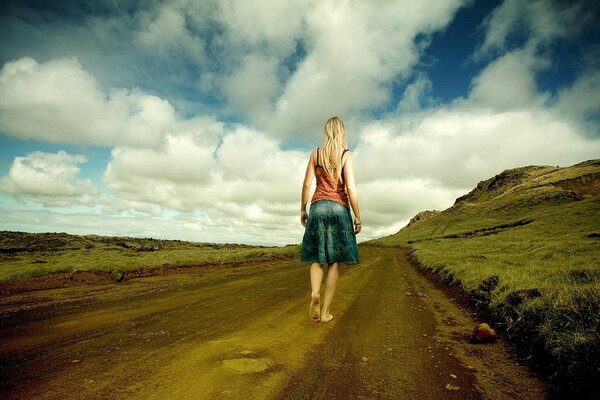 Fille pieds nus marchant sur la route